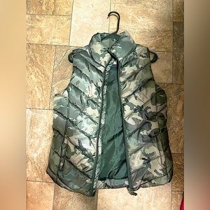 Camo puffer vest, medium